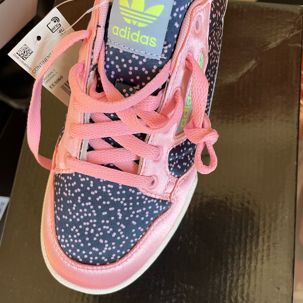 Adidas Continental Sneaker . comfy stylish Brand new